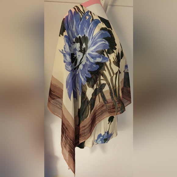 Flowy Overlay Flower Blouse - Picture 2 of 7